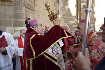 El obispo de Astorga, Jesús Fernández, recibe el Lignum Crucis de manos del obispo de Santander, Arturo Ros. María Fuentes.