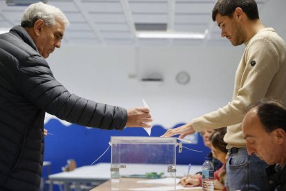 Un hombre ejerce su derecho al voto en un colegio electoral en Durango, Bizkaia, este domingo.