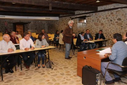 Una de las reuniones de Asodebi celebrada en la localidad de Carracedelo.