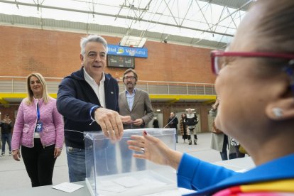 El candidato a lehendakari del Partido Popular, Javier de Andrés, ejerce su derecho al voto en el centro cívico de Judizmendi de Vitoria-Gasteiz para las elecciones al Parlamento Vasco, este domingo. EFE/ Adrian Ruiz Hierro