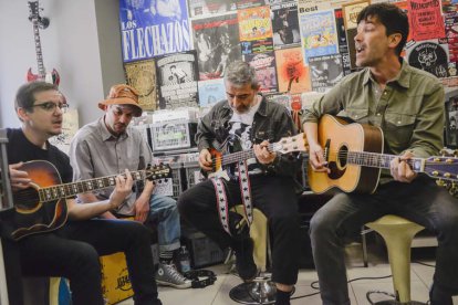 Zabriskie, que acaban de lanzar nuevo single bajo el título de ‘Hoy por hoy’, durante la actuación ayer en Discos Lizard con motivo del Record Store Day.