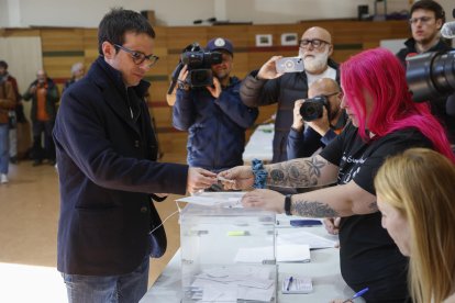 El candidato de EH Bildu a lehendakari Pello Otxandiano (i) ejerce su derecho al voto en un colegio electoral en Oxandio, Bizkaia, para ejercer su derecho al voto en las elecciones al Parlamento Vasco, este domingo. EFE/ Miguel Toña