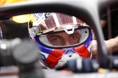 El piloto neerlandés Max Verstappen, de Red Bull Racing, se prepara antes del Gran Premio de China de Fórmula uno, en Shanghai, China. EFE/EPA/ALEX PLAVEVSKI