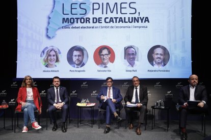 Imagen de archivo de los candidatos del PSC, Salvador Illa (c); ERC, Pere Aragonès (2i); Junts, Josep Rull (2d); Comunes, Jéssica Albiach (i) y PPC, Alejandro Fernández) (d) durante un debate preelectoral organizado por la patronal PIMEC celebrado el pasado lunes en el Born Centre de Cultura i Memòria. EFE/ Quique García