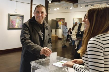 El coordinador general de EH Bildu, Arnaldo Otegi, ejerce su derecho al voto en la casa de Cultura de Elgoibar (Guipúzcoa), este domingo. EFE/ Javi Colmenero