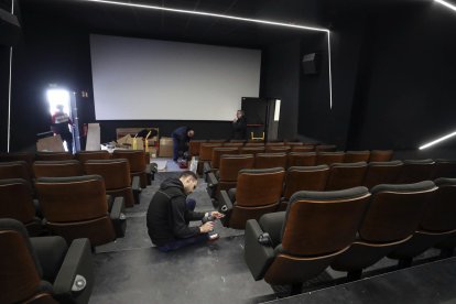 Operarios trabajan en la instalación de los nuevos cines Embajadores Foncalada, entre las calles Alfonso III El Magno y General Elorza, en el centro de Oviedo. EFE/J.L.Cereijido