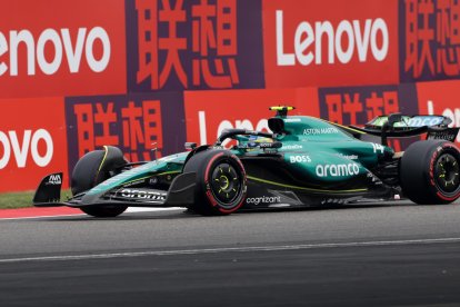 El piloto español Fernando Alonso, de Aston Martin, en acción durante el Gran Premio de China de Fórmula uno, en Shanghai, China. EFE/EPA/ALEX PLAVEVSKI