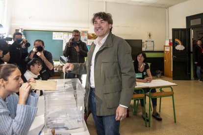 El candidato a lehendakari del PSE-EE, Eneko Andueza, ejerce su derecho al voto en el Colegio Público Maestro Zubeldia en Portugalete (Bizkaia), este domingo. EFE/Javier Zorrilla