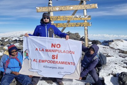 El joven con sordoceguera Javier García Pajares suma a su lista de desafíos una nueva cumbre, el Kilimanjaro, el pico más alto de África, que ha alcanzado junto a otras personas con discapacidad para demostrar , como explica en una entrevista con EFE, que 