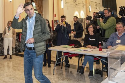 El candidato a lehendakari del PNV, Imanol Pradales, tras ejercer su derecho al voto en el Centro Cultural Santa Clara de Portugalete (Bizkaia), este domingo. EFE/Javier Zorrilla