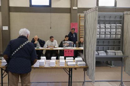 Un hombre escoge papeleta para ejercer su derecho al voto en un colegio electoral en Durango, Bizkaia, este domingo. La jornada electoral más incierta en Euskadi de los últimos años ha arrancado a las 9:00 horas de este domingo con la incógnita del triunfo del PNV, tradicional ganador de estos comicios, o EH Bildu, que por primera vez en la historia puede disputarle ese puesto, según las encuestas.  EFE/ Luis Tejido