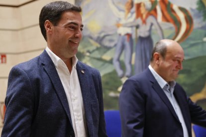 El candidato a lehendakari del PNV, Imanol Pradales (izda), llega junto al presidente del partido Andoni Ortuzar, a la rueda de prensa ofrecida este domingo en Sabin Etxea, la sede del PNV en Bilbao.