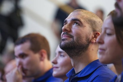 Cologne (Germany), 22/04/2024.- European Space Agency astronaut graduate Pablo Alvarez Fernandez (2-R) looks on during a graduation ceremony at the European Astronaut Centre (EAC) in Cologne, Germany, 22 April 2024. Five ESA astronaut candidates and one Australian astronaut candidate took up duty at the European Astronaut Centre one year ago to be trained to the highest level of standards as specified by the International Space Station partners. After successful completion of basic training, they now are graduates. (Alemania, Colonia) EFE/EPA/CHRISTOPHER NEUNDORF