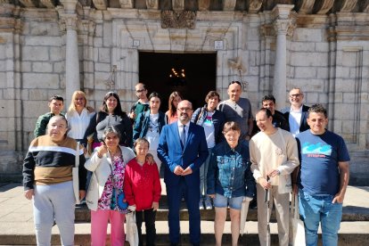 El alcalde y dos de sus ediles recibieron a los miembros de Asprona Bierzo.