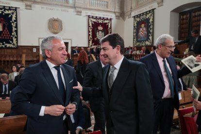 El delegado del Gobierno, Nicanor Sen, junto al presidente de la Junta, en la entrega del Premio Cervantes