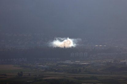 Foro del 17 de abril de 2024 de un ataque lanzado desde el sur del  Líbano contra una ciudad fronteriza israelí. EFE/EPA/ATEF SAFADI