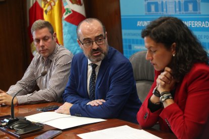 El bercianista Iván Alonso y los populares Marco Morala y Lidia Coca, hoy explicando la nueva Zona de Bajas Emisiones para Ponferrada.