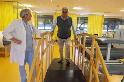 El médico rehabilitador, José Antonio Alcoba, junto a Emilio García, uno de los pacientes que está en rehabilitación por un accidente de tráfico.