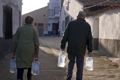 Imagen de archivo de dos personas con botellas de agua.