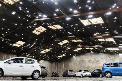 Vista de archivo de agosto de 2022 de un parking afectado como consecuencia de la tormenta de granizo en La Bisbal de L'Empordà, Girona. EFE/David Borrat.