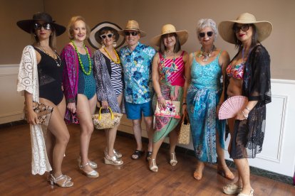 Las modelos y el nuevo participante, Gelín, con algunos de los diseños lucidos en la pasarela.