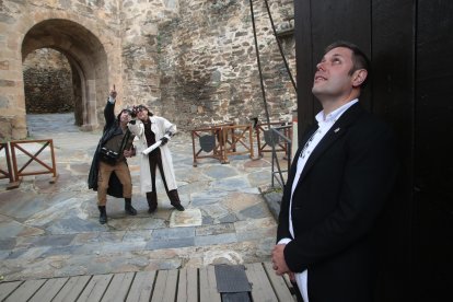 Los actores de Fabularia y el concejal Iván Alonso, en el Castillo de Ponferrada.