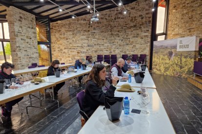 Integrantes del jurado encargado de elegir los mejores vinos de cada categoría.