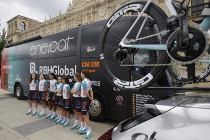 El Eneicat CM Team RBH Global delante del Parador de San Marcos antes de partir rumbo a Valencia para disputar la Vuelta.