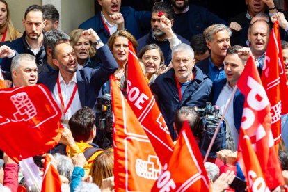 Representantes políticos en Ferraz, en apoyo a Pedro Sánchez.