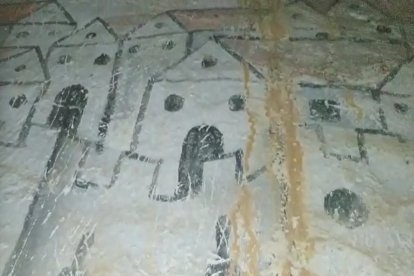 Pintura de Jerusalén tras el retablo rococó del Santo Cristo, fotografiada por un hueco en la madera.