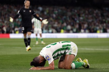 El centrocampista del Betis Francisco Alarcón 'Isco', durante el partido de Liga en Primera División que Real Betis y Sevilla FC disputaron en el estadio Benito Villamarín. EFE/Julio Muñoz