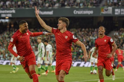 El defensa del Sevilla Kike Salas (c) celebra tras marcar ante el Betis, durante el partido de Liga en Primera División que Real Betis y Sevilla FC disputaron en el estadio Benito Villamarín. EFE/Raúl Caro