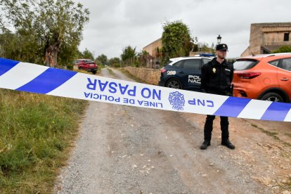 Un cordón policial impide el acceso a una finca a las afueras de Manacor (Mallorca) donde sido localizado el cadáver de una persona y se sospecha que pueda haber otro, este lunes. La Policía Nacional ha detenido a un hombre de 50 años como sospechoso del doble homicidio de su madre y un hermano en esta finca. EFE/ Miquel A. Borràs