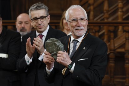 El escritor leonés Luis Mateo Diez tras recibir el Premio Cervantes 2023.