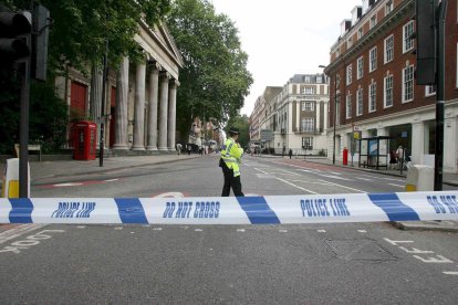 Imagen de archivo de un cordón policial en Londres. EFE/Lindsey Parnaby.