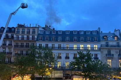 Tres personas fallecieron esta madrugada en el incendio de un inmueble situado en el distrito 2 de París, cerca de la Ópera, indicaron este martes las autoridades, que señalaron que dos bomberos resultaron heridos durante las labores de salvamento, particularmente complejas. EFE/Hauke van der Meer -SOLO USO EDITORIAL/SOLO DISPONIBLE PARA ILUSTRAR LA NOTICIA QUE ACOMPAÑA (CRÉDITO OBLIGATORIO)-