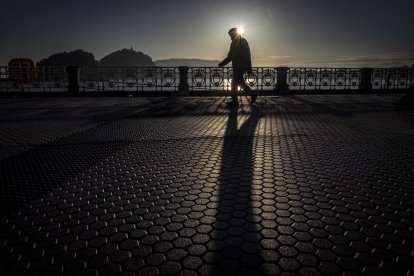 Un hombre pasea a primera hora de este martes por San Sebastián. EFE/Javier Etxezarreta