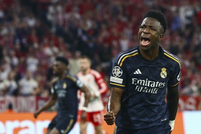 El jugador del Real Madrid Vinicius Junior celebra el 2-2 durante el partido de ida de semifinales que han jugado Bayern Munich y Real Madrid en Múnich, Alemania. EFE/EPA/FILIP SINGER