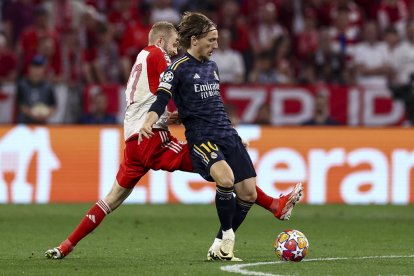 El jugador del Bayern Konrad Laimer (I) en acció ante Luka Modric durante el partido de ida de semifinales de la UEFA Champions League que han jugado Bayern Munich y Real Madrid en Múnich, Alemania.EFE/EPA/ANNA SZILAGYI