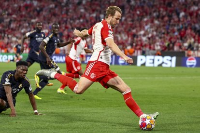 E delantero del Bayern Múnich Harry Kane en acción durante la ida de semifinales de la UEFA Champions League en Múnich, Alemania. EFE/EPA/ANNA SZILAGYI