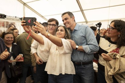 El presidente del Gobierno, Pedro Sánchez, ha irrumpido por sorpresa este miércoles en la Feria de Abril de Barcelona.