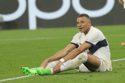 Mbappe, en el suelo, no ofreció su mejor versión y el PSG cayó derrotado en Dortmund.