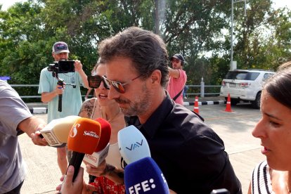 Fotografía del actor español Rodolfo Sancho a las puertas del Tribunal de Samui donde se juzga a su hijo, Daniel Sancho, acusado de asesinato premeditado en la muerte del colombiano Edwin Arrieta.
                      EFE/EPA/SITTHIPONG CHAROENJAI