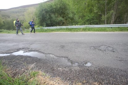 Carretera entre Ambasmestas y Ruitelán, en Vega de Valcarce