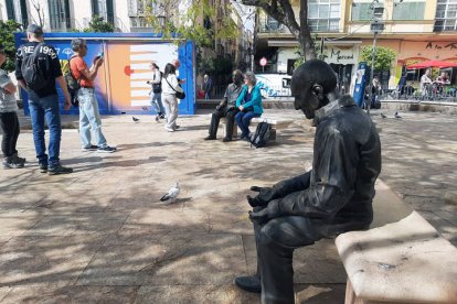 Una estatua de un anciano en Málaga.