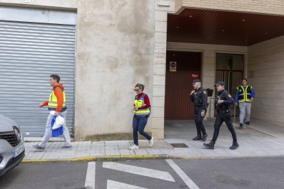 Efectivos policiales trabajan en una vivienda de la ciudad de Badajoz tras la muerte de una mujer, de 59 años, a manos de unos de su hijos, de 17 años.