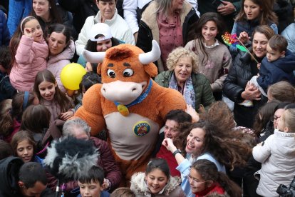 Un momento del acto en la plaza de Bembibre con la alcaldesa entre el público.