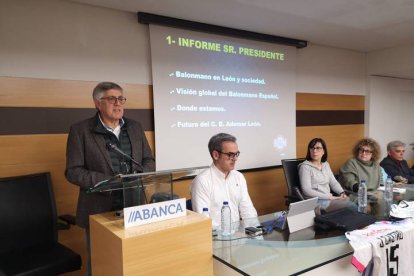 Cayetano Franco, junto a la directiva del Ademar en la asamblea extraordinaria