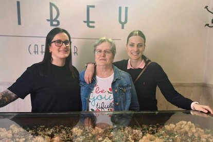 María Piedad García con sus dos hijas, Alicia y Yolanda Casas.