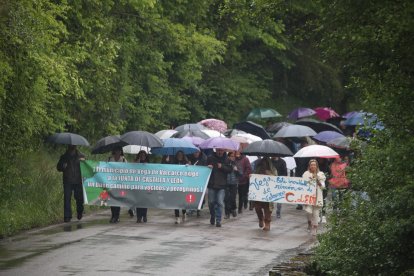 Los vecinos recorrieron el tramo de la vieja N-VI que une el cruce de Ambasmestas con Vega de Valcarce.